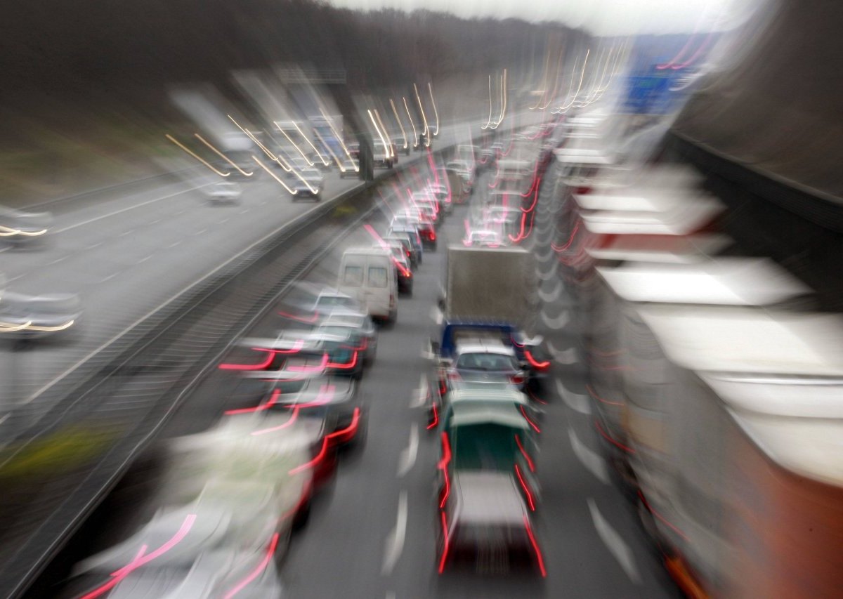 A2 Braunschweig Verkehrsunfall Stau.jpg