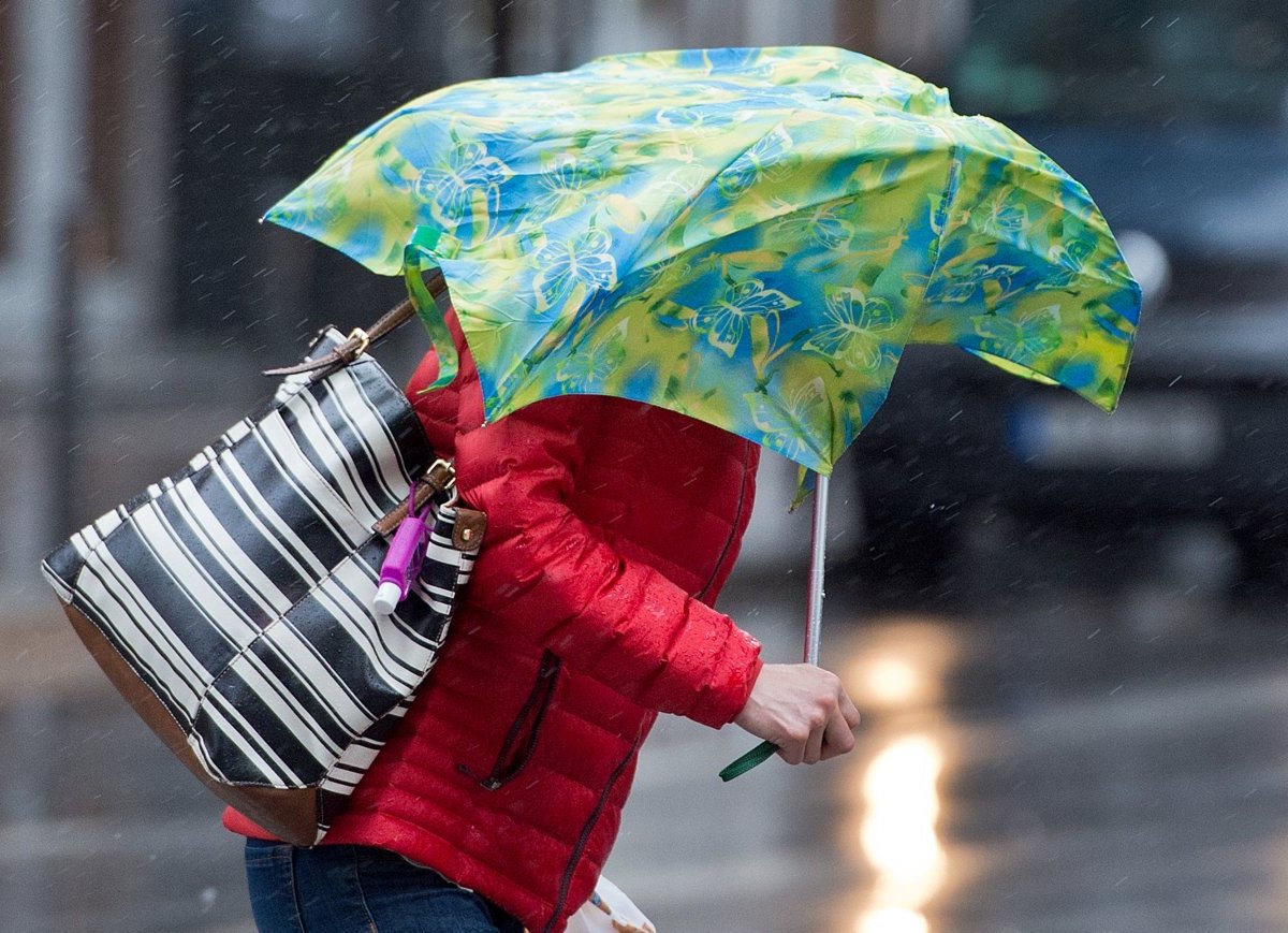 wetter niedersachsen frau regen schirm wind sturm