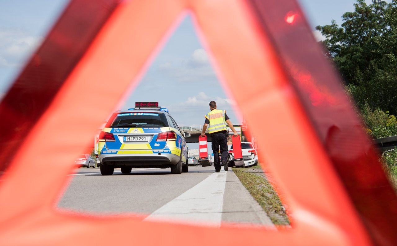 A2 Bei Peine: 40-Tonner Kippt Um – Lkw-Unfall Sorgt Für Mega-Stau ...