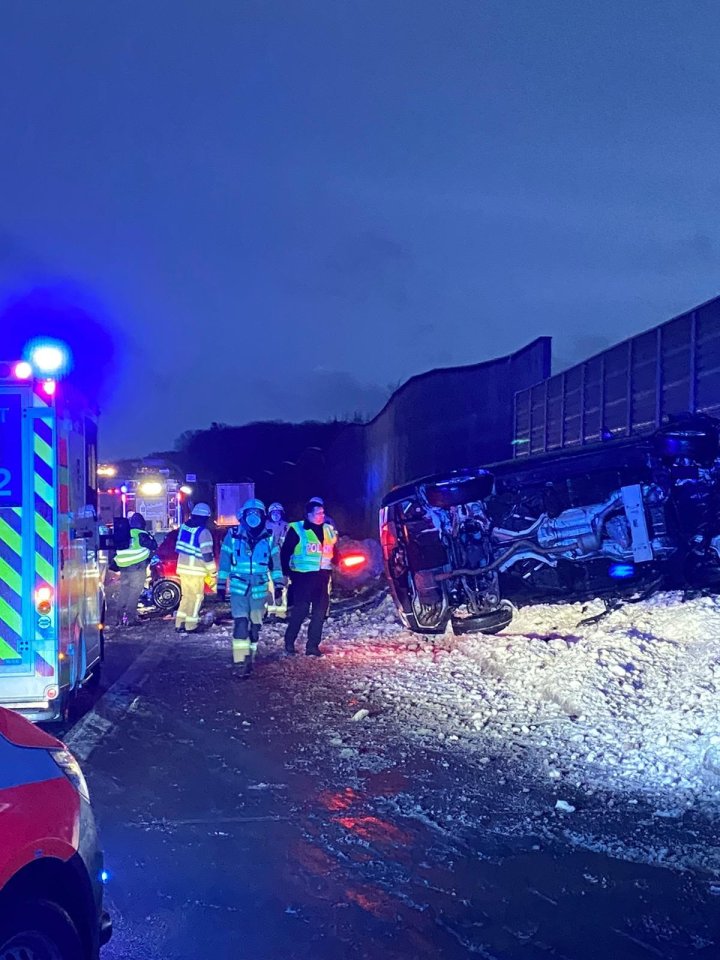 A2: Unfall Bei Helmstedt! Auto Kracht In Lärmschutzwand – Drei Menschen ...