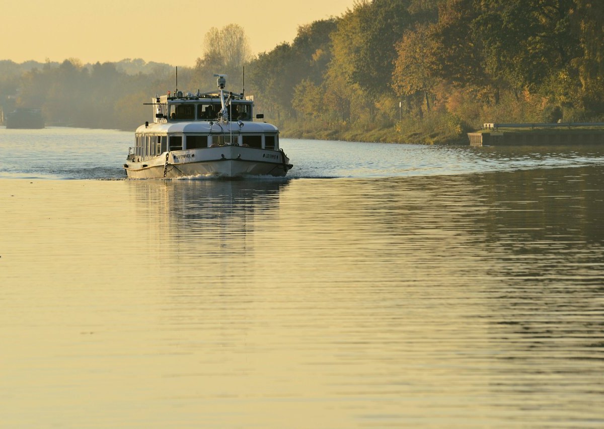 Mittellandkanal Matrose über Bord.jpg