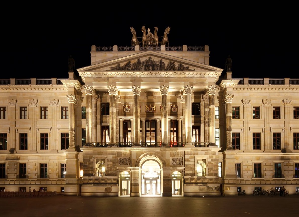 Schloss Arkaden Braunschweig langer Donnerstag.jpg