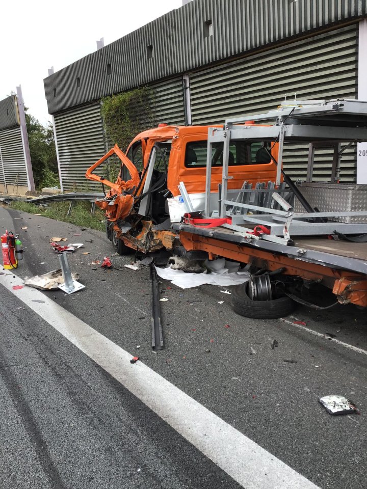 A2 Helmstedt: Lkw kracht in Lärmschutzwand – mit brisanter Ladung ...