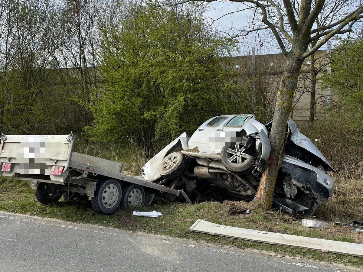 Kreis Helmstedt: Krasser Baum-Crash! Pick-up Wird Völlig Demoliert ...