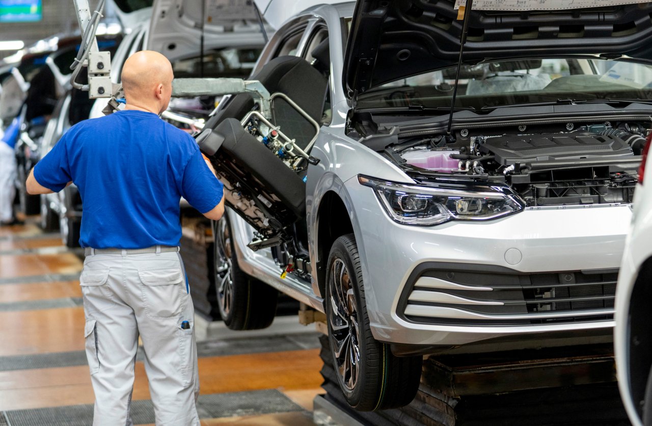 VW Und IG Metall Diskutieren übers Gehalt – Tausende Mitarbeiter In ...