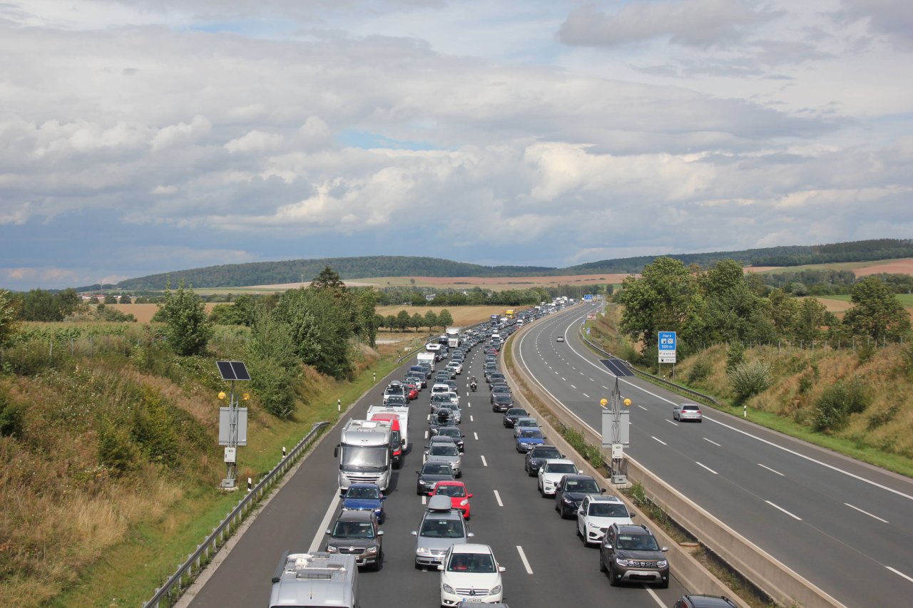 A7 Bei Hannover: Sechs Autos Krachen Ineinander – Fahrbahn Voll ...