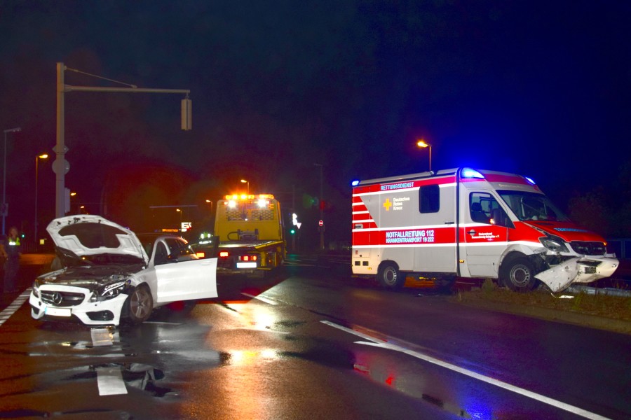 Unfall In Braunschweig: Rettungswagen Prallt Gegen Ampel - News38.de