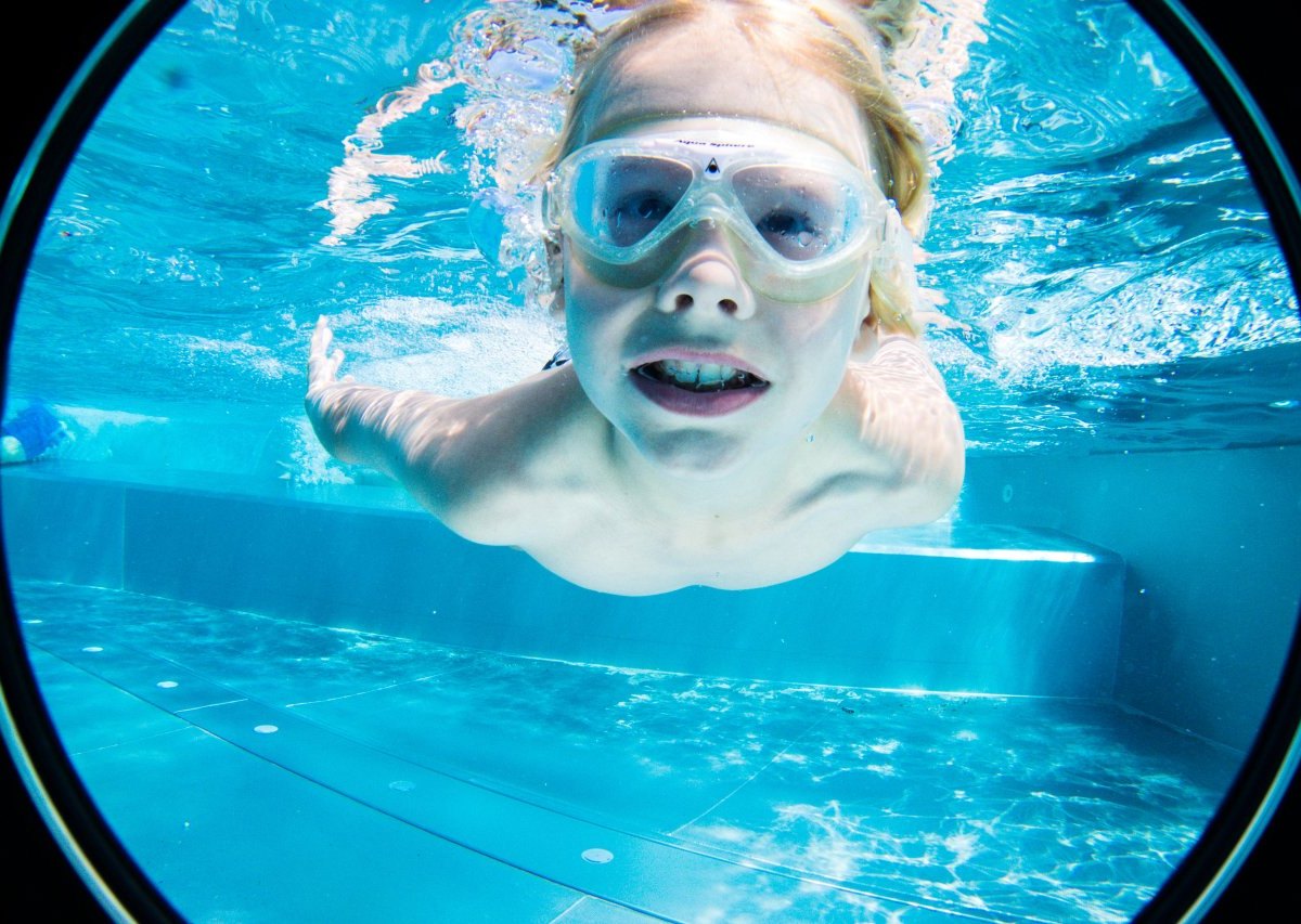 freibad junge schwimmt taucht taucherbrille braunschweig