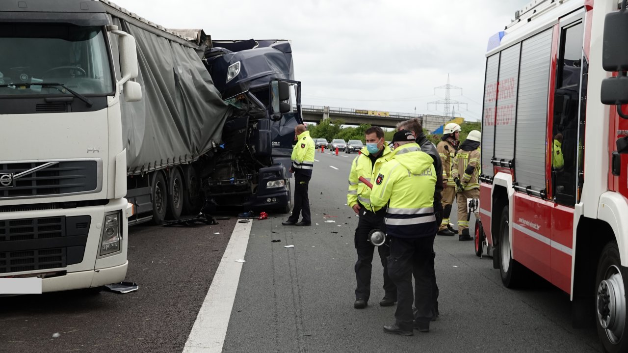 A2 Helmstedt: Schwerer Unfall! Lkw Kracht Auf Vordermann – Auch ...