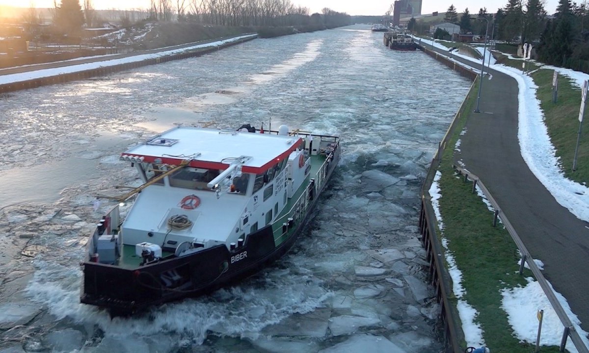 mittellandkanal eisbrecher eis zugefroren wolfsburg magdeburg