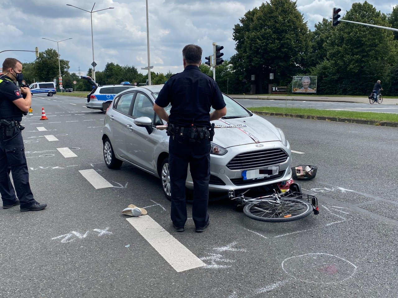 Salzgitter: Heftiger Unfall! Radfahrerin Landet Auf Frontscheibe ...