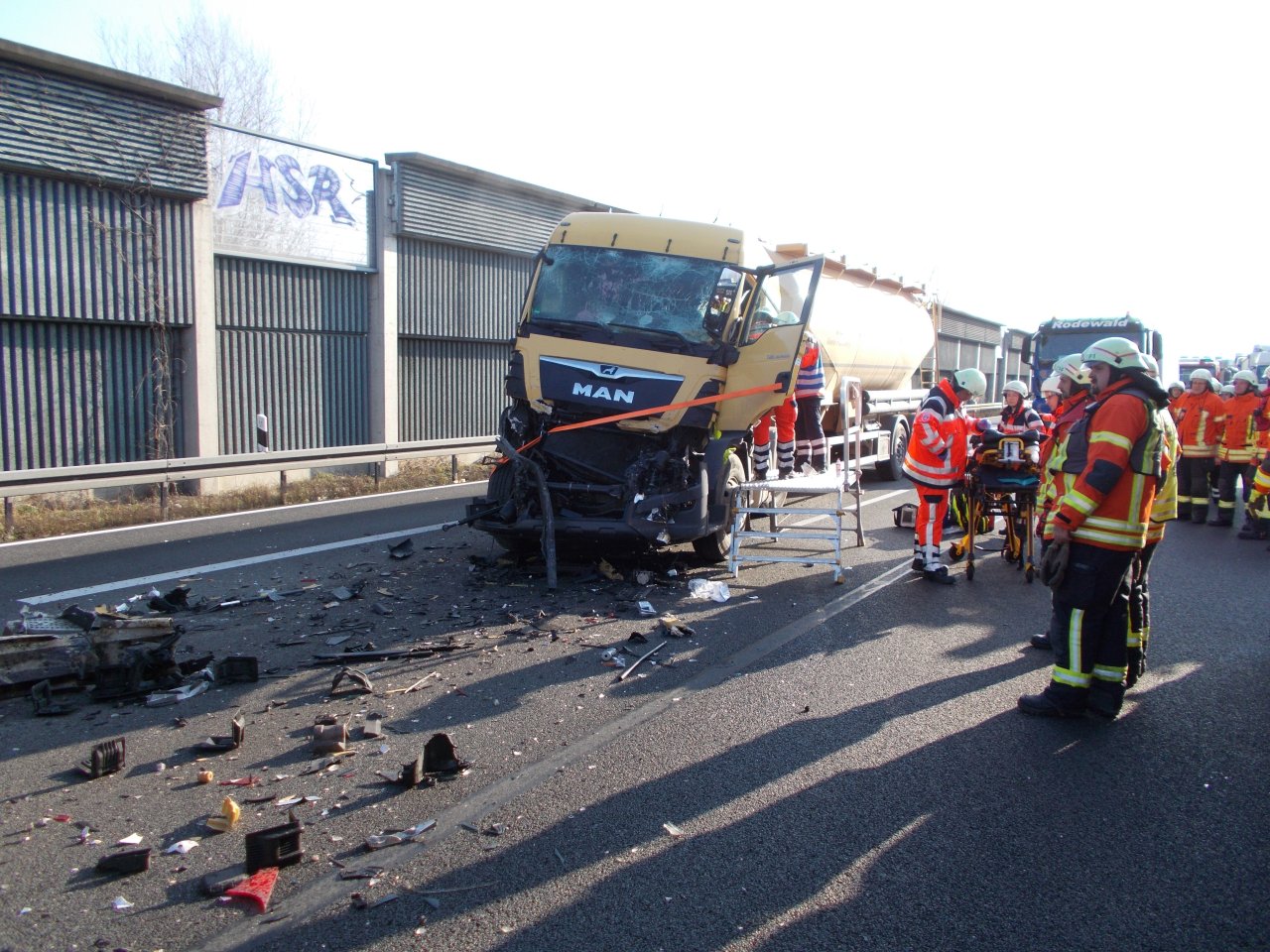 Lkw-Unfall Bei Braunschweig: Drei Laster Krachen Auf A2 Zusammen ...