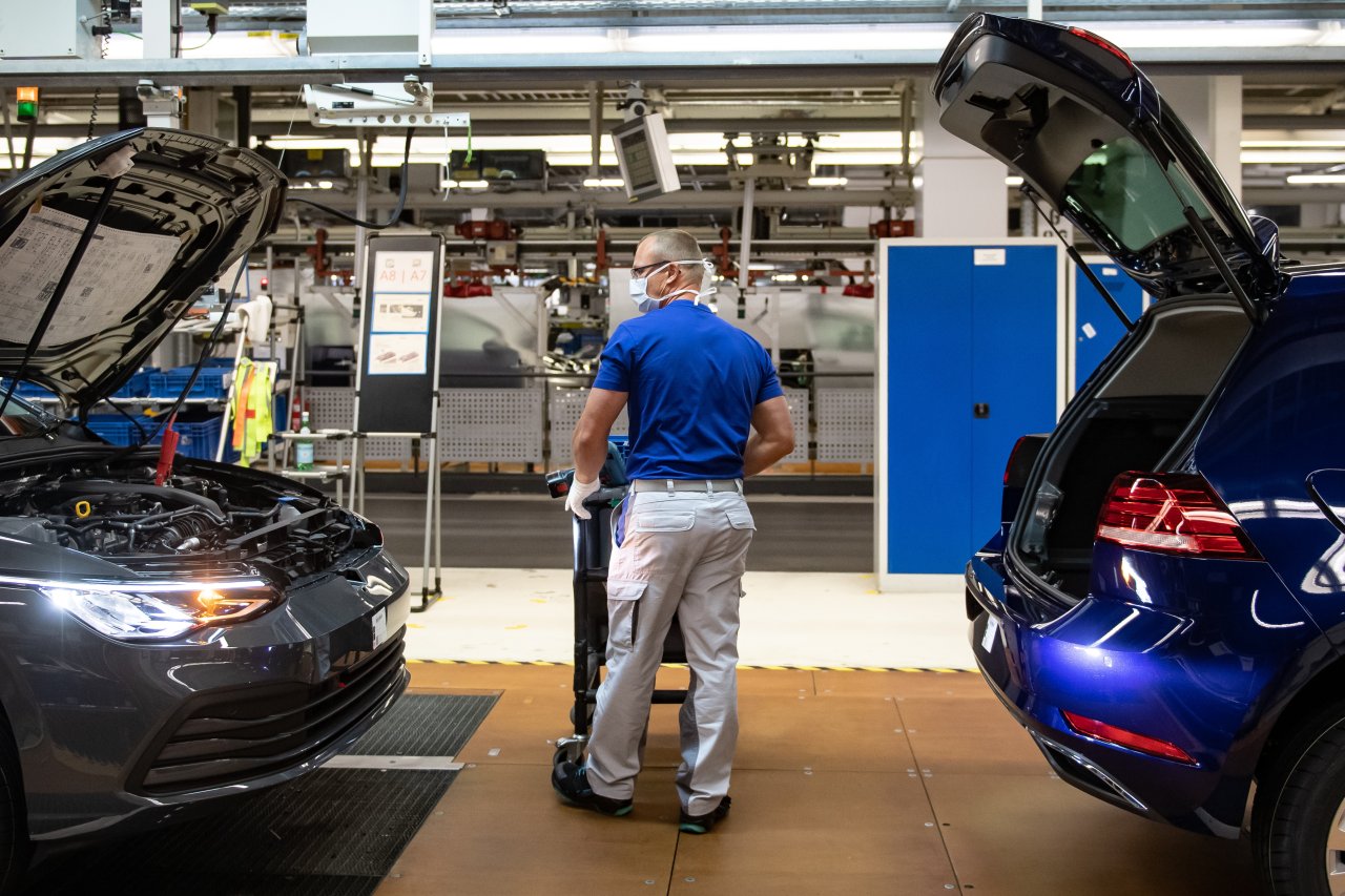 VW: Stammwerk Wolfsburg Fast Ganz Lahmgelegt – Mitarbeiter Besorgt ...