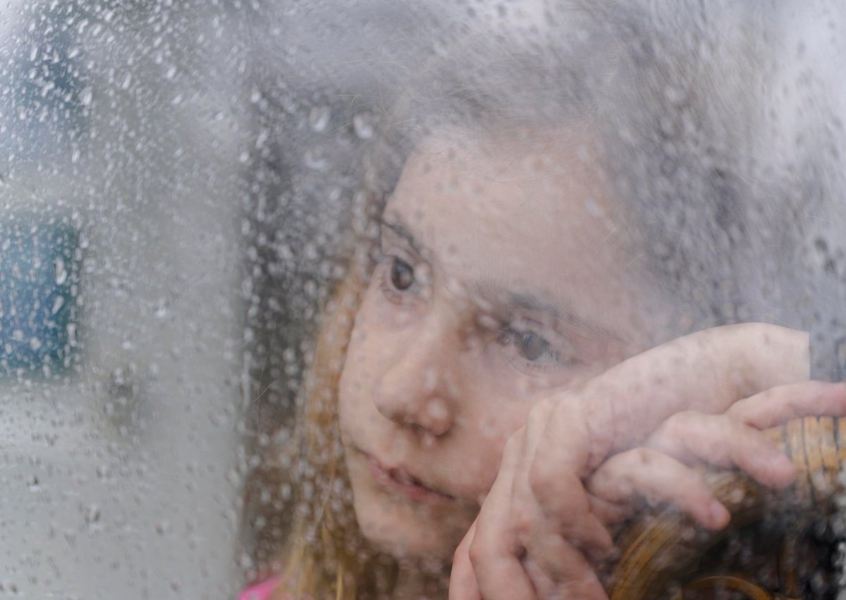 wetter niedersachsen kind mädchen fenster regen wochenende