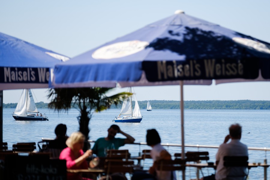 Besuchende im Biergarten am Steinhuder Meer