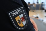 Polizei steht im Gerichtssaal