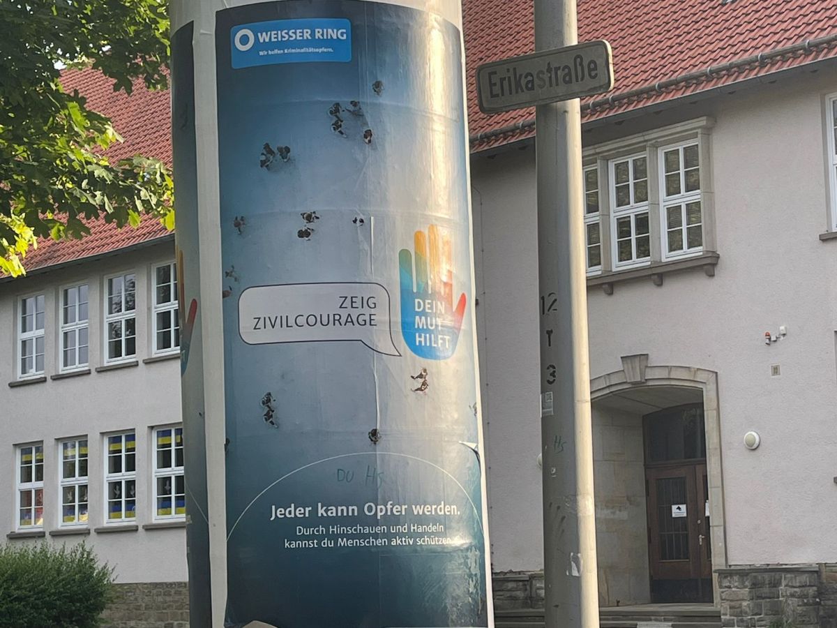 Litfaßsäule steht vor Hauptschule in Salzgitter