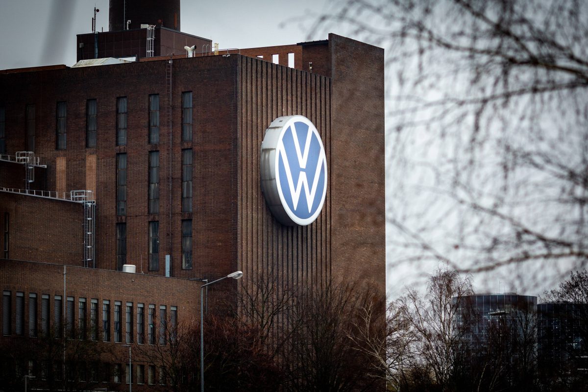 VW Logo am Wolfsburger Stammwerk