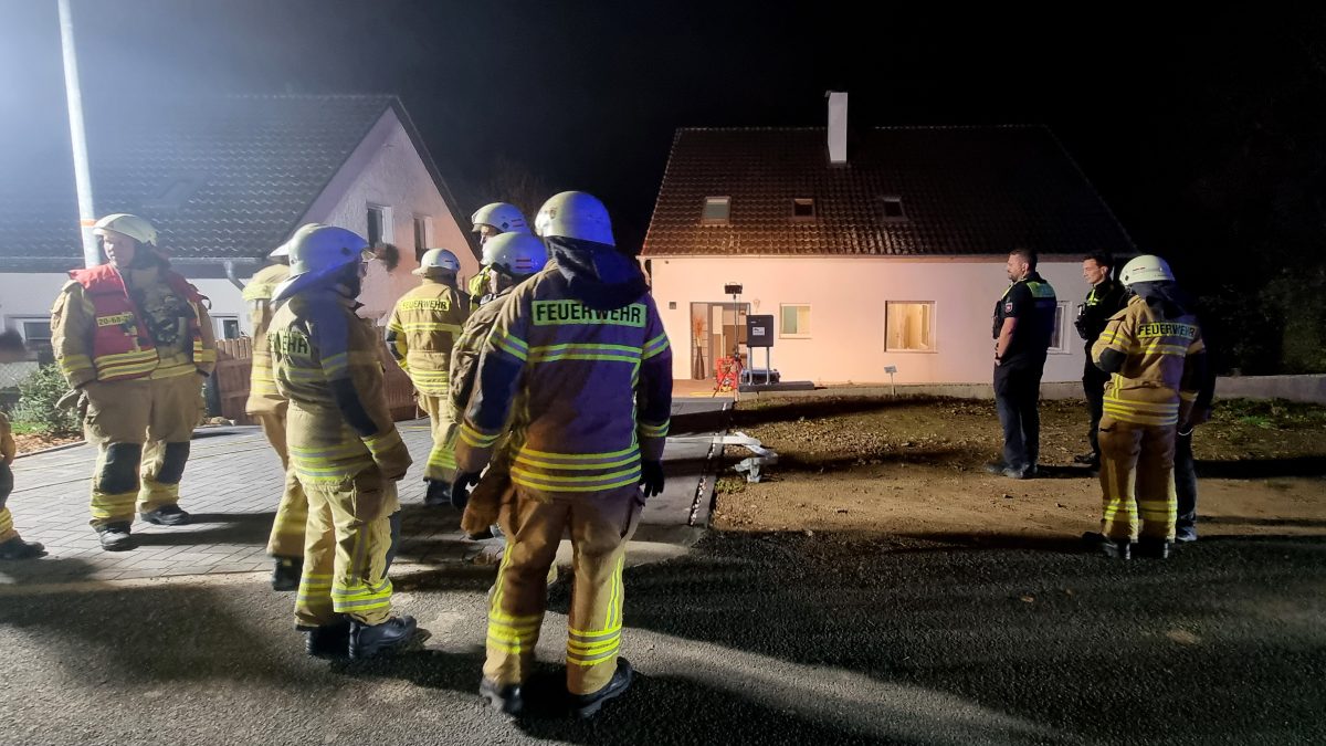 Feuerwehr und Polizei sind in der Region Hannover an einem Wohnhaus im Einsatz. Eine Familie in Springe in der Region Hannover hat am Sonntagabend ihren Grill mit den noch glühenden Kohlen in den Keller gestellt und dadurch eine Kohlenmonoxidvergiftung erlitten.