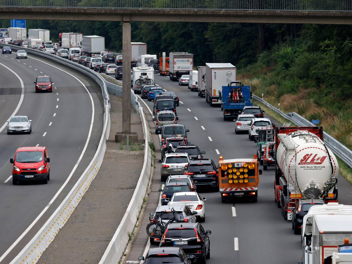 Nach einem Unfall auf der A2 bei Braunschweig staut es sich kilometerweit. (Symbolbild)