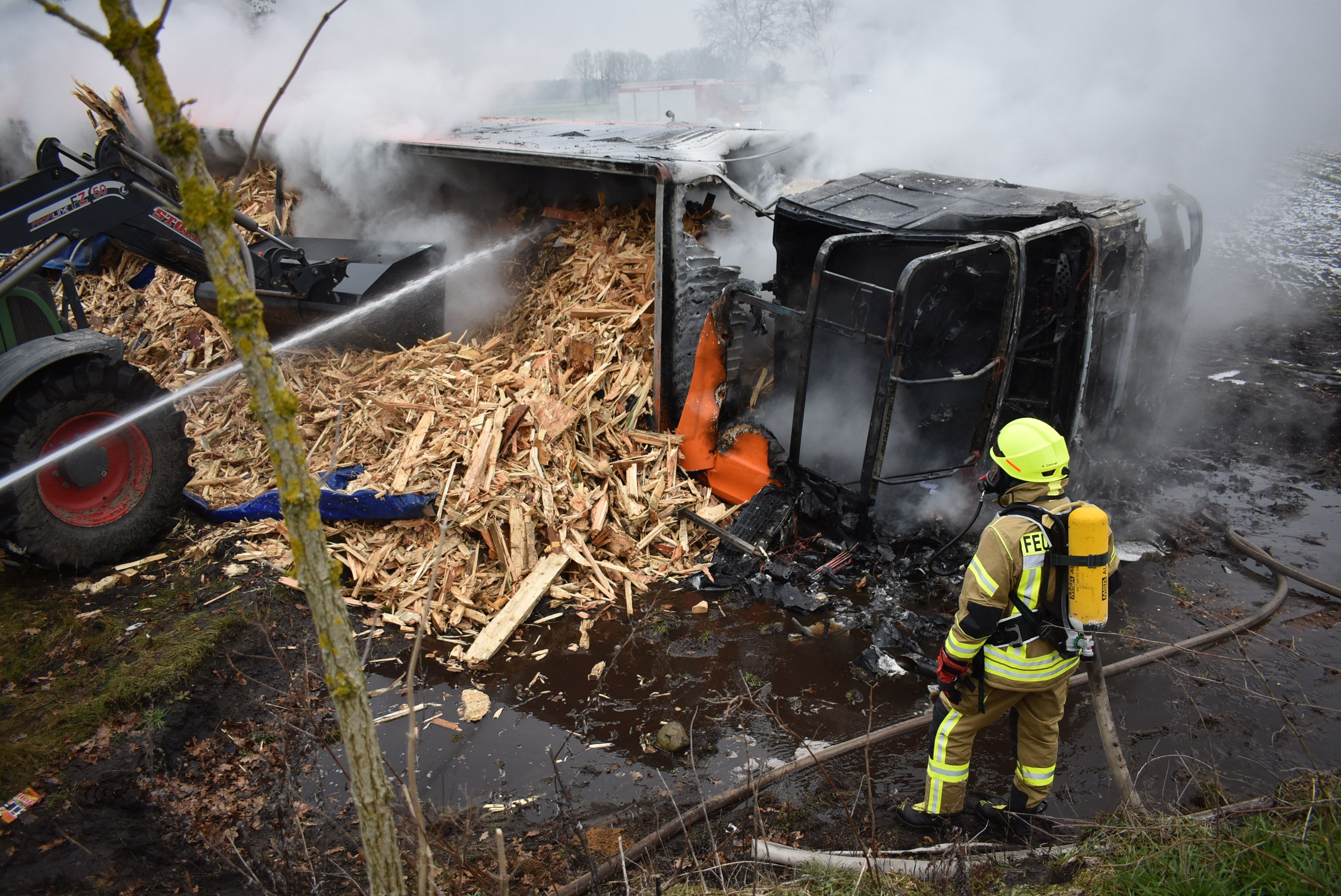 Kreis Gifhorn: Spektakulärer Unfall! Hackschnitzel-Lkw Fängt Feuer ...