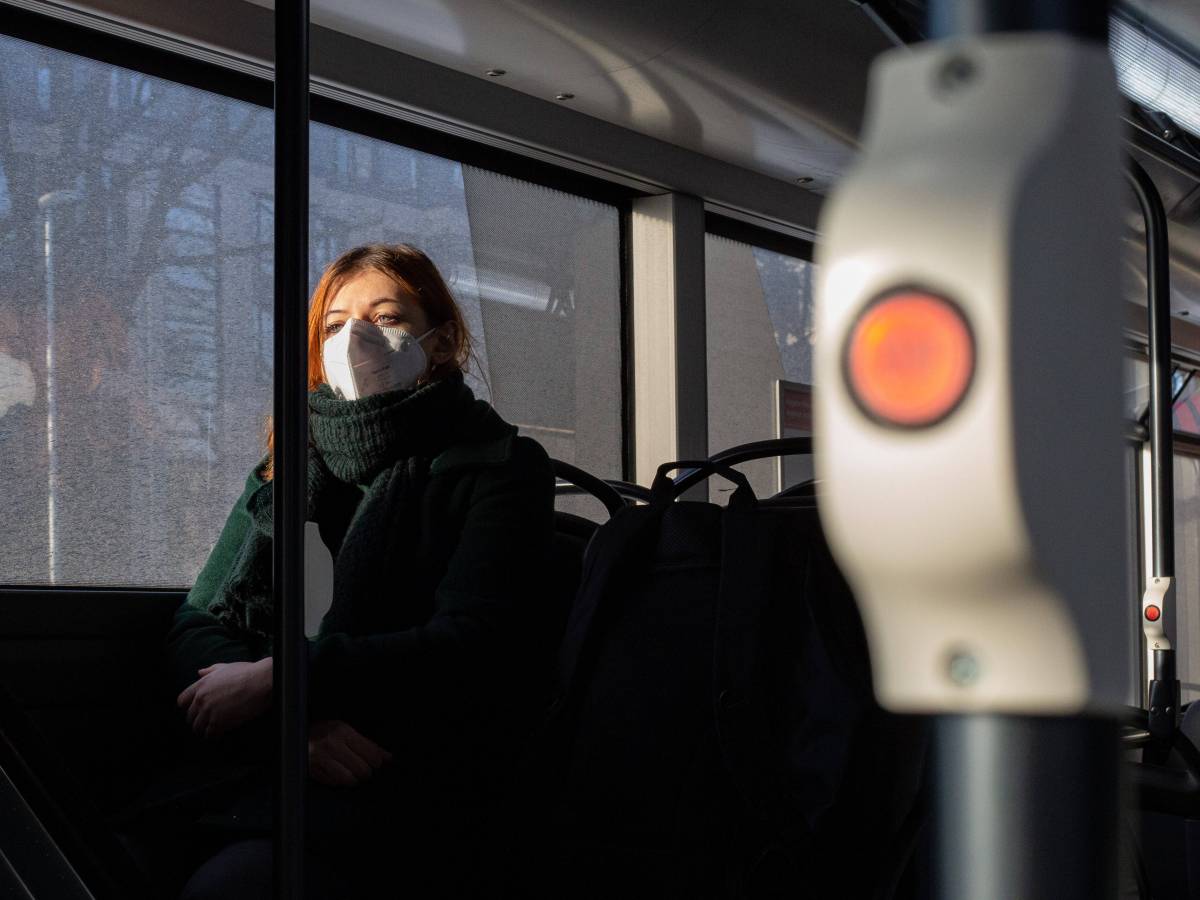 Die Maskenpflicht in Bus und Bahn könnte auch in Niedersachsen bald fallen. (Symbolbild)