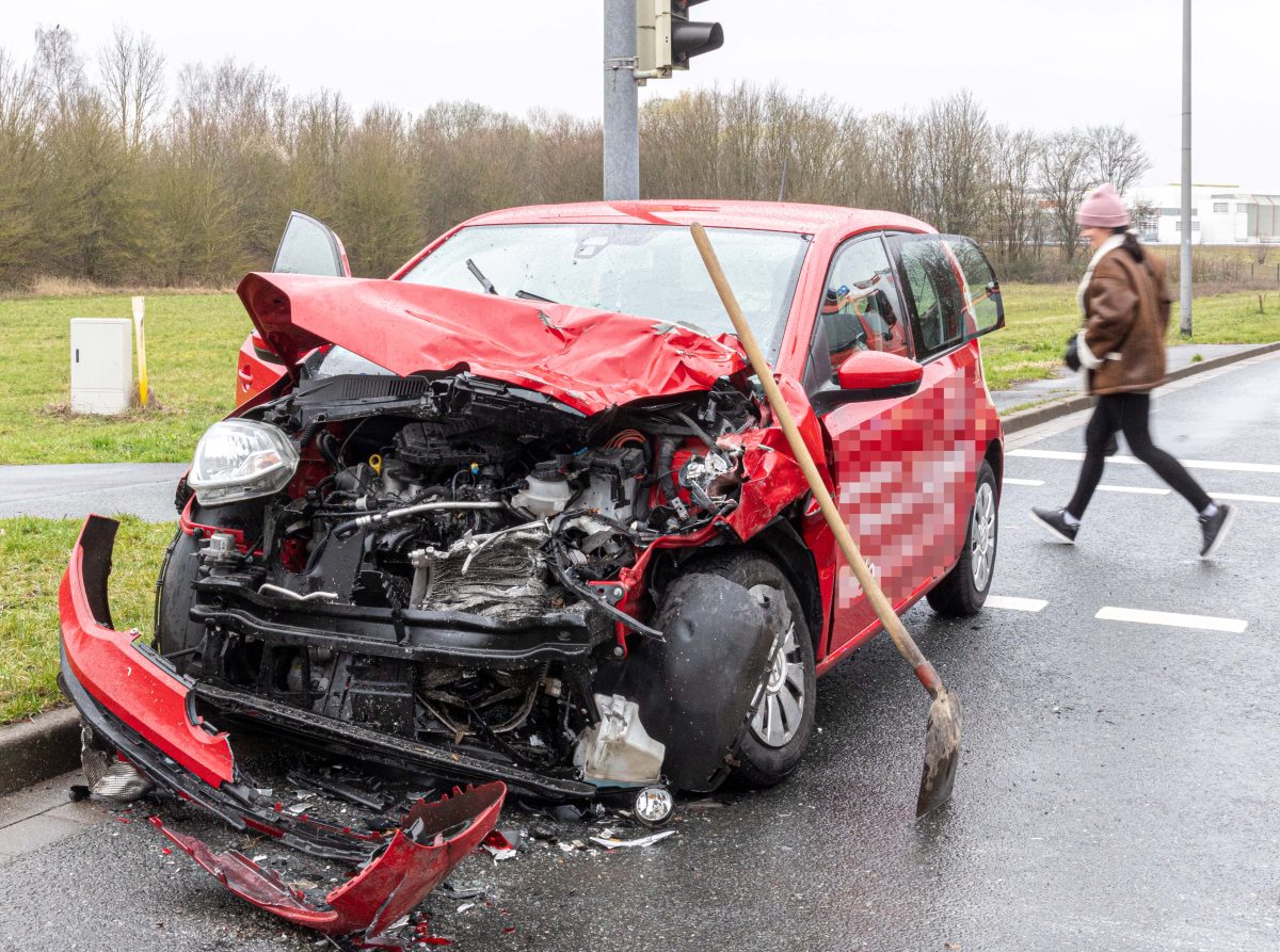 Salzgitter: Crash Mitten In Der Kreuzung – Drei Autos Krachen ...