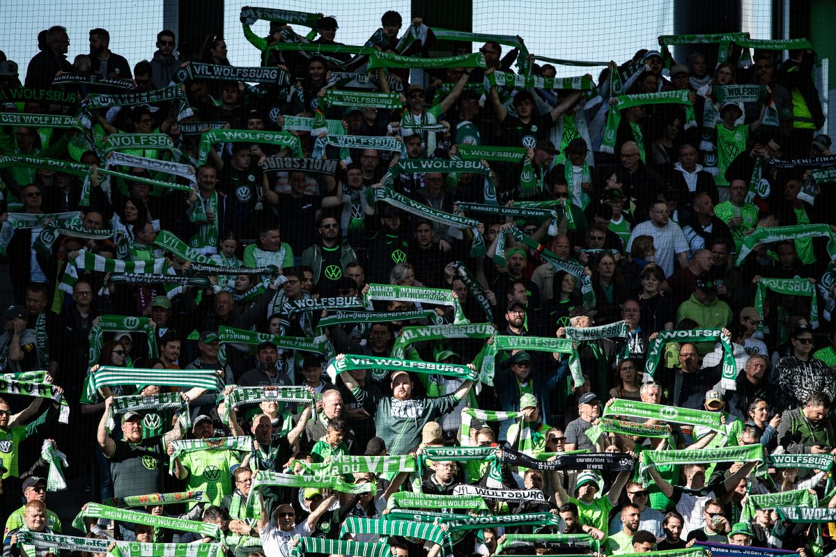 “Mass Brawl in Saarstrasse: Mainz Fans Attack Wolfsburg Police Officer with Bar Stool”