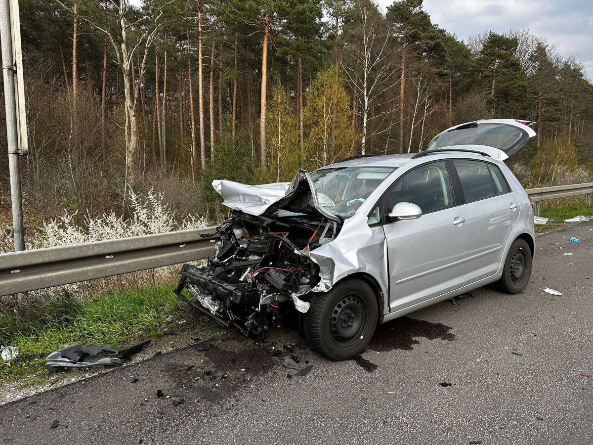 A2 Bei Helmstedt Auto Kracht In Lkw Zwei Schwerverletzte News38de 5577