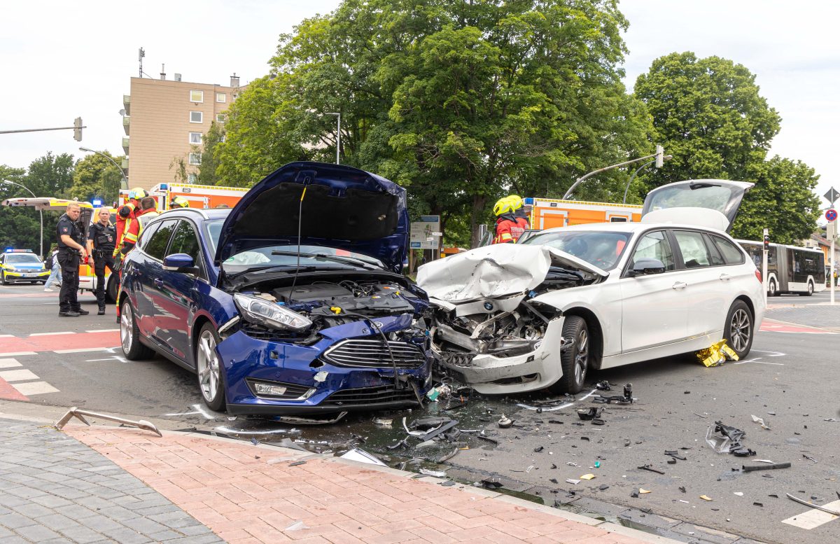 Salzgitter: Heftiger Kreuzungs-Crash! Vier Verletzte - News38.de