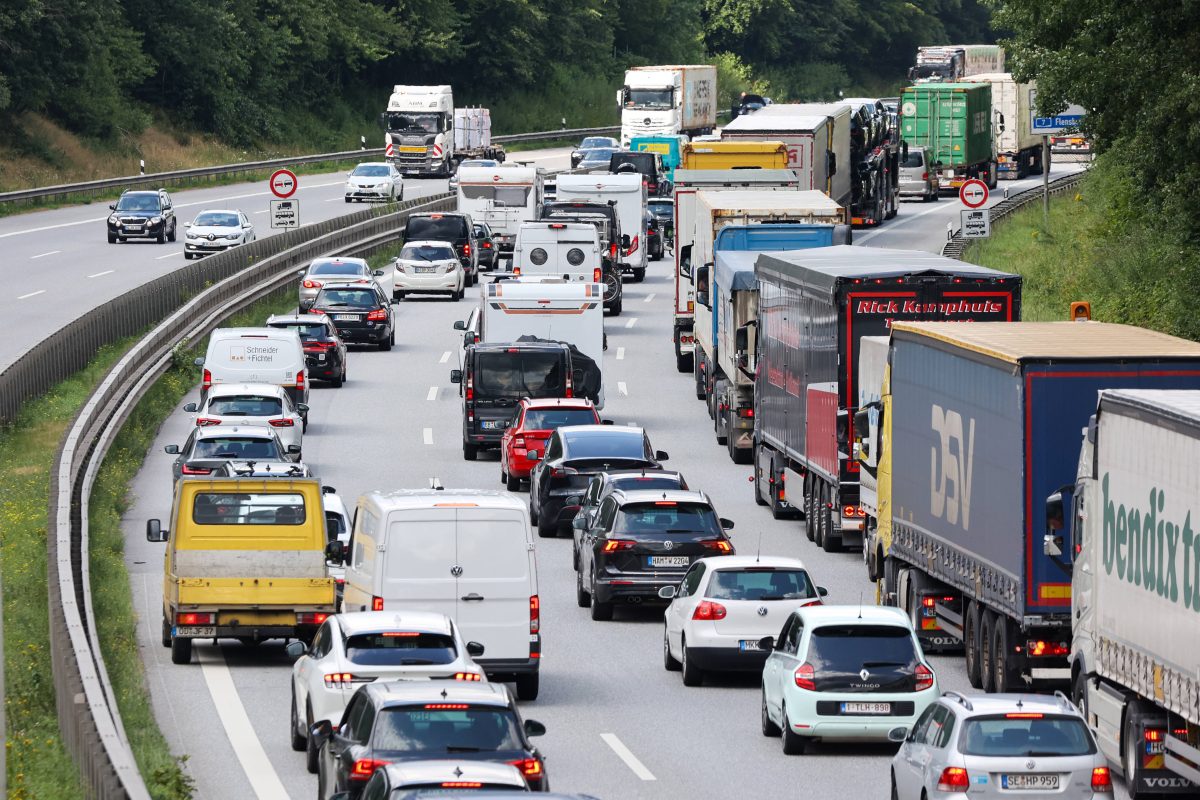 A7 In Niedersachsen: Lkw Kracht In Leitplanke – Autobahn Voll Gesperrt ...