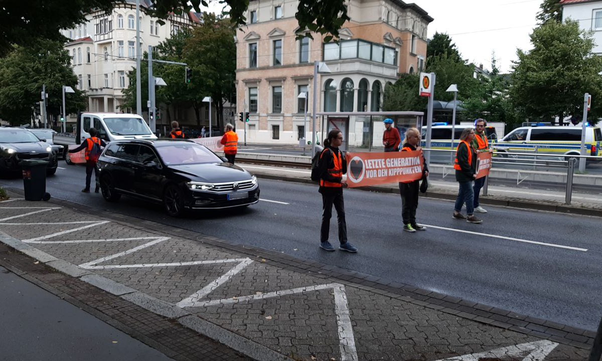 Aktivisten der "Letzten Generation" haben sich in Braunschweig zu einem Laufprotest zusammengeschlossen.