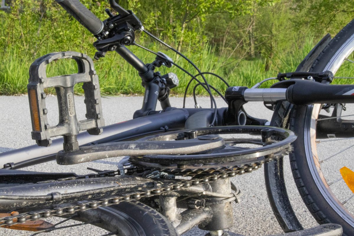 Ein Fahrrad liegt auf dem Boden