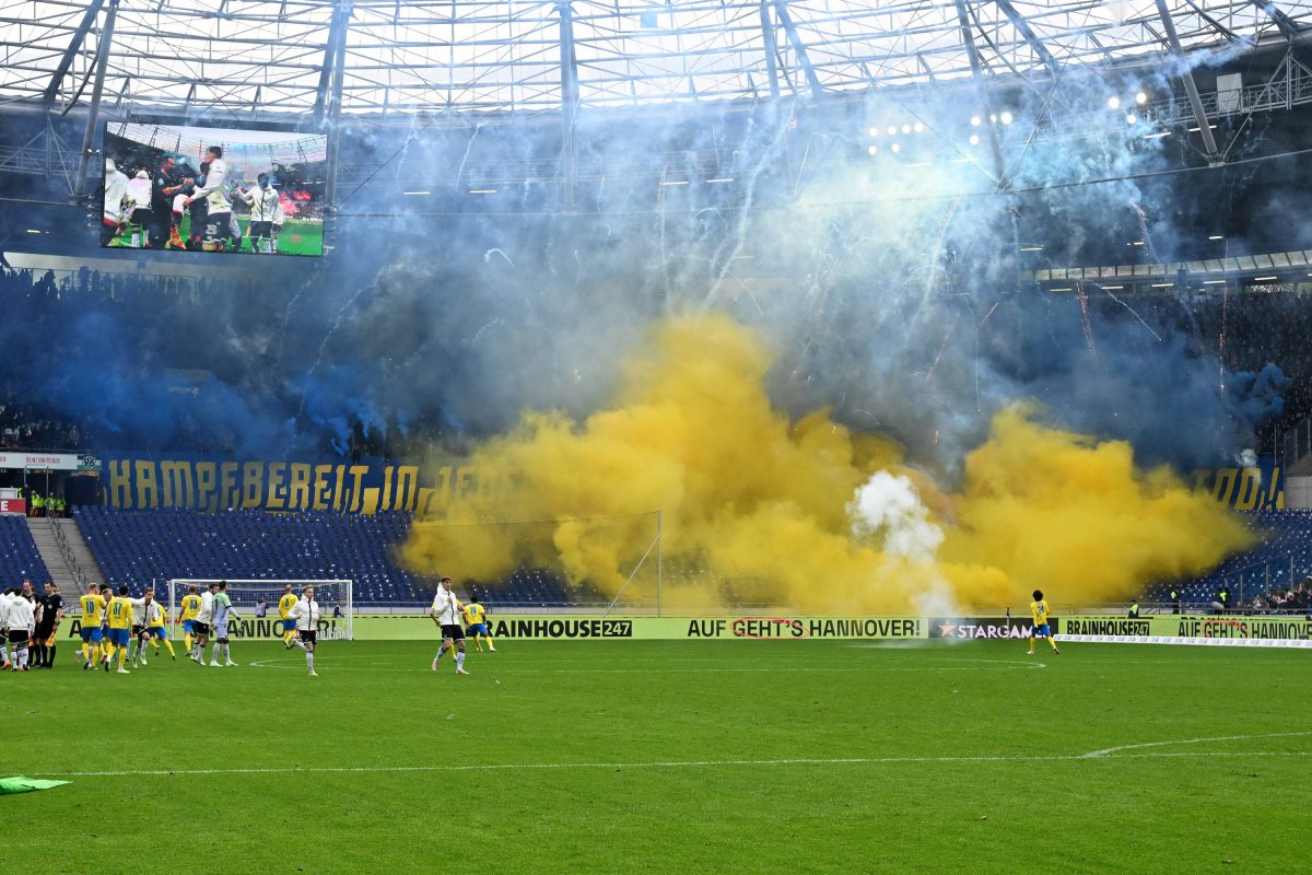 Hannover 96 - Eintracht Braunschweig Chaoten sorgen für späten Anpfiff