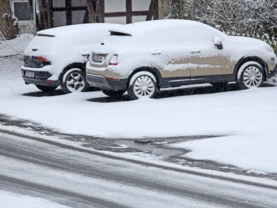 Winter: Beim Eiskratzen nicht Motor laufen lassen – Bußgeld droht - Panorama