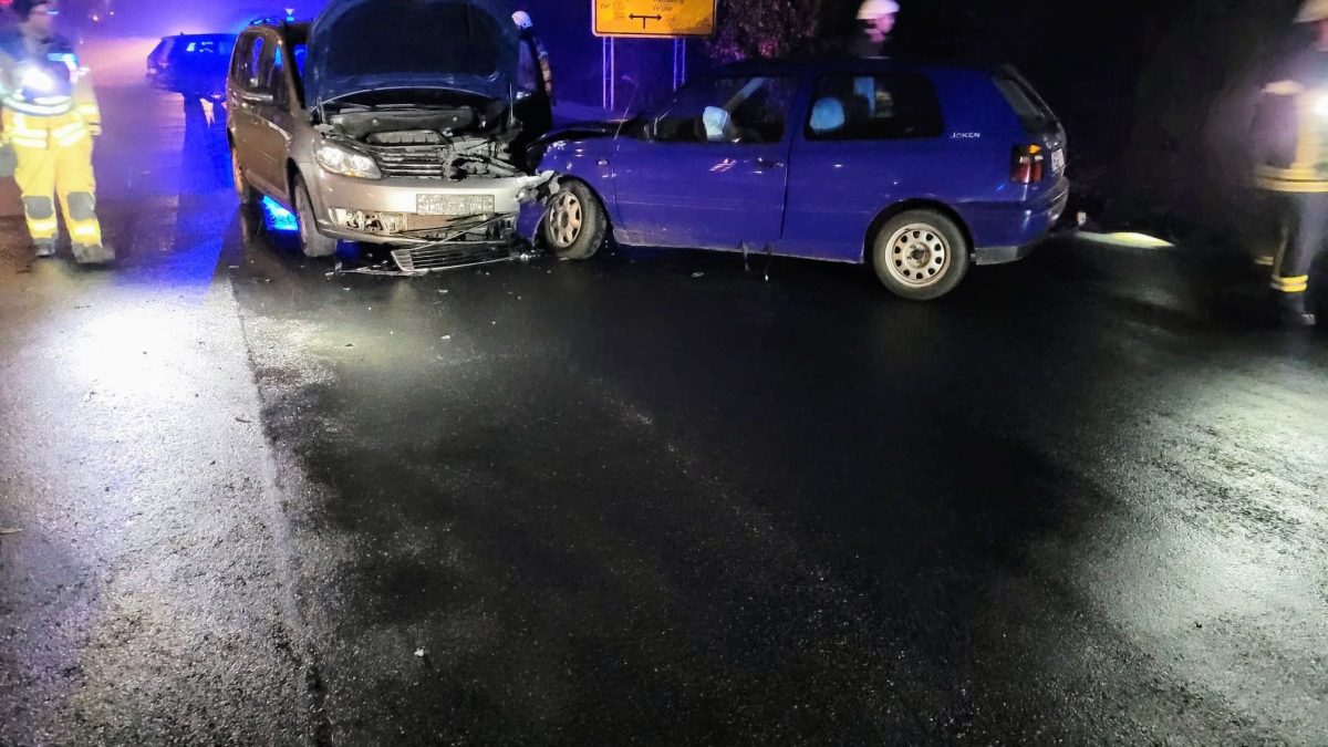 Helmstedt: Schwerer Crash! Drei Autos Krachen Zusammen – Ein Verletzter ...