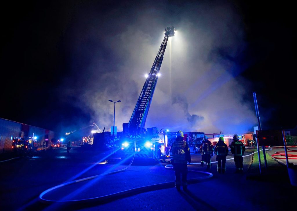 Menschen wurden bei dem Brand in dem Gebäudekomplex nicht verletzt, wie die Polizei mitteilte.