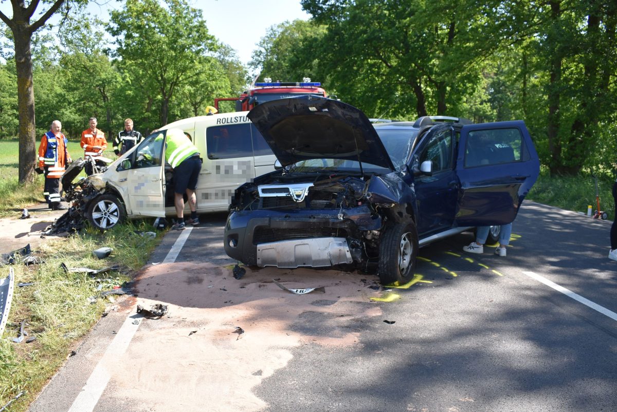 Kreis Gifhorn: Frontal-Crash! Für Einen Mann Kommt Jede Hilfe Zu Spät ...