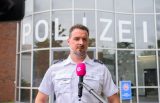 Nach bisherigen Polizeiermittlungen war sie am Sonntag durch die Luke in den Container geklettert und hatte sich dabei den Hals eingeklemmt, wie Polizeisprecher Malte Jansen sagte.