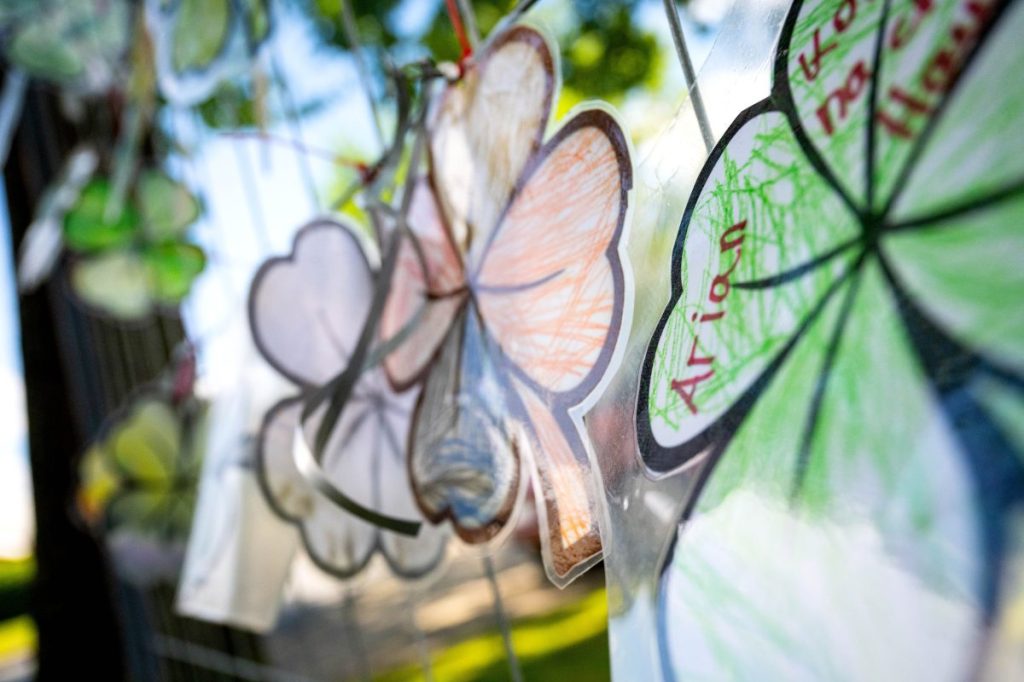Gebastelte vierblättrige Kleeblätter mit der Aufschrift "Arian" hängen an einem Zaun im Wohnort von Arians Familie.