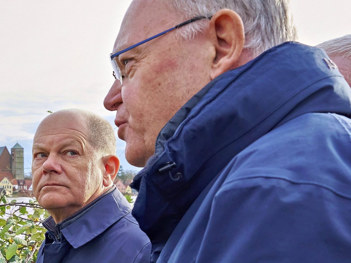 Olaf Scholz (Bundeskanzler) und Stephan Weil (Ministerpräsident von Niedersachsen) beim Besuch des Hochwassergebiets an der Aller.
