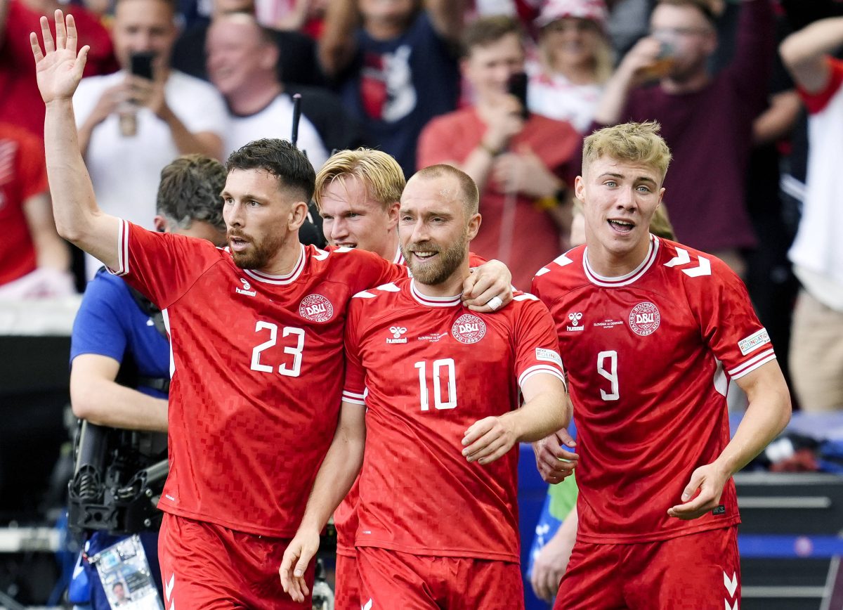 Eine unglaubliche Geschichte! Im Spiel Slowenien - Dänemark brachte eine Szene die Fußballfans zum Ausflippen.