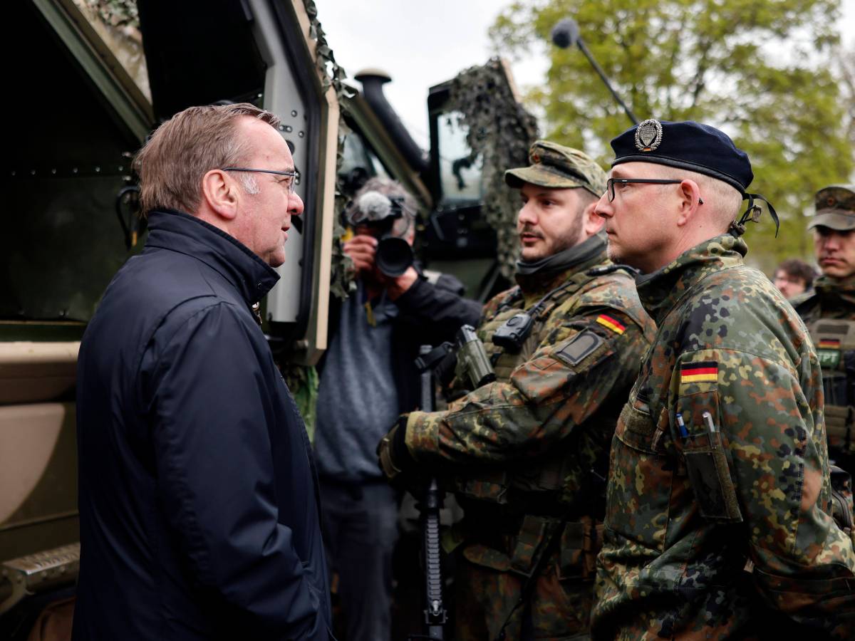 Pistorius mit Bundeswehrsoldaten