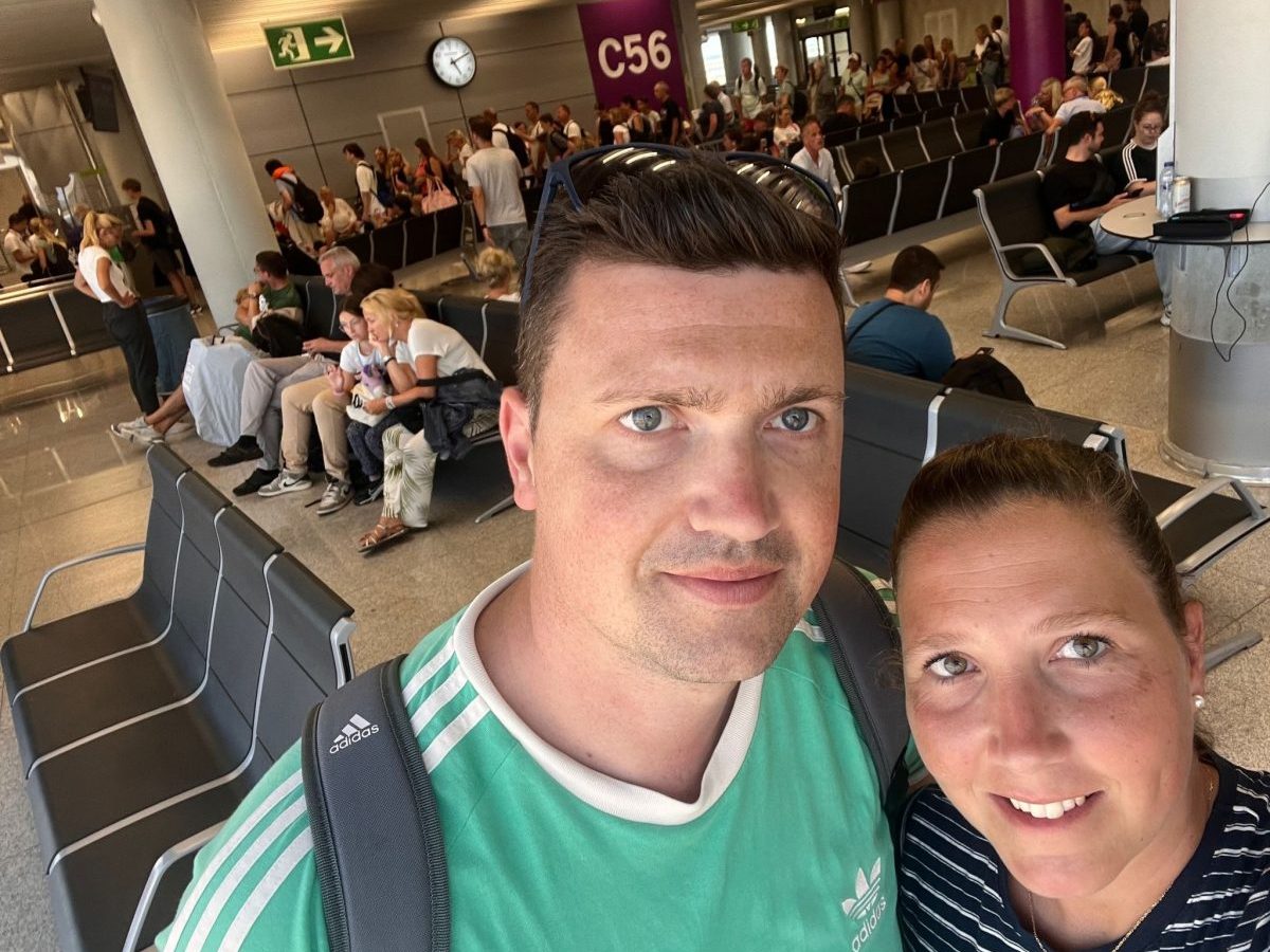 Flughafen Mallorca: Michael und Saskia Richter warten auf ihr Flugzeug nach Dortmund.