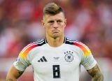 Toni Kroos blickt enttäuscht nach dem verlorenen EM-Viertelfinale gegen Spanien.
