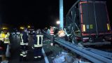 Die Autobahn 2 ist nach einem Lastwagen-Unfall mit zwei Toten im Landkreis Schaumburg zwischen den Anschlussstellen Rehren und Lauenau in beide Richtungen voll gesperrt.