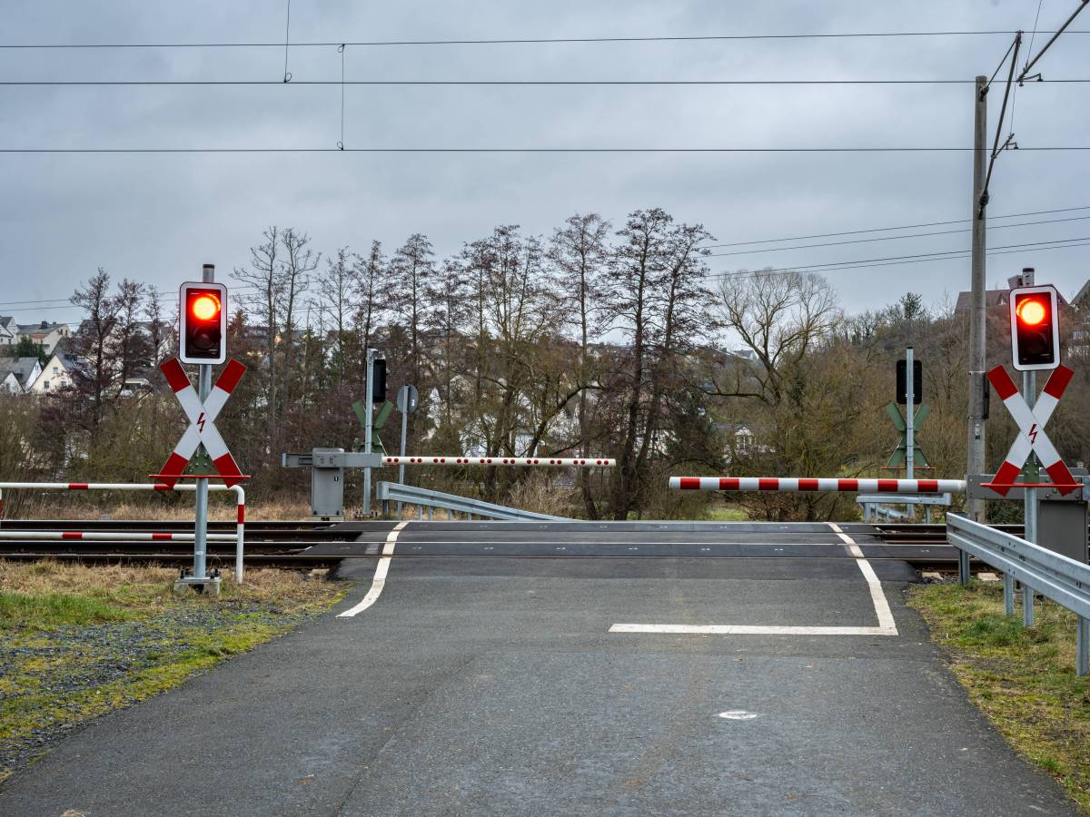 Geschlossener Bahnübergang ohne Zug