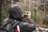 Mann macht Foto im Wald