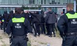 Die Polizei bewachte die mutmaßlichen Neonazis zwar, hat aber den Angriff nicht verhindern können.