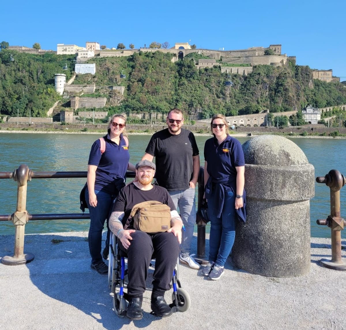 Helge mit seinem Bruder und dem Wünschewagen Niedersachsen Team an der Mosel.